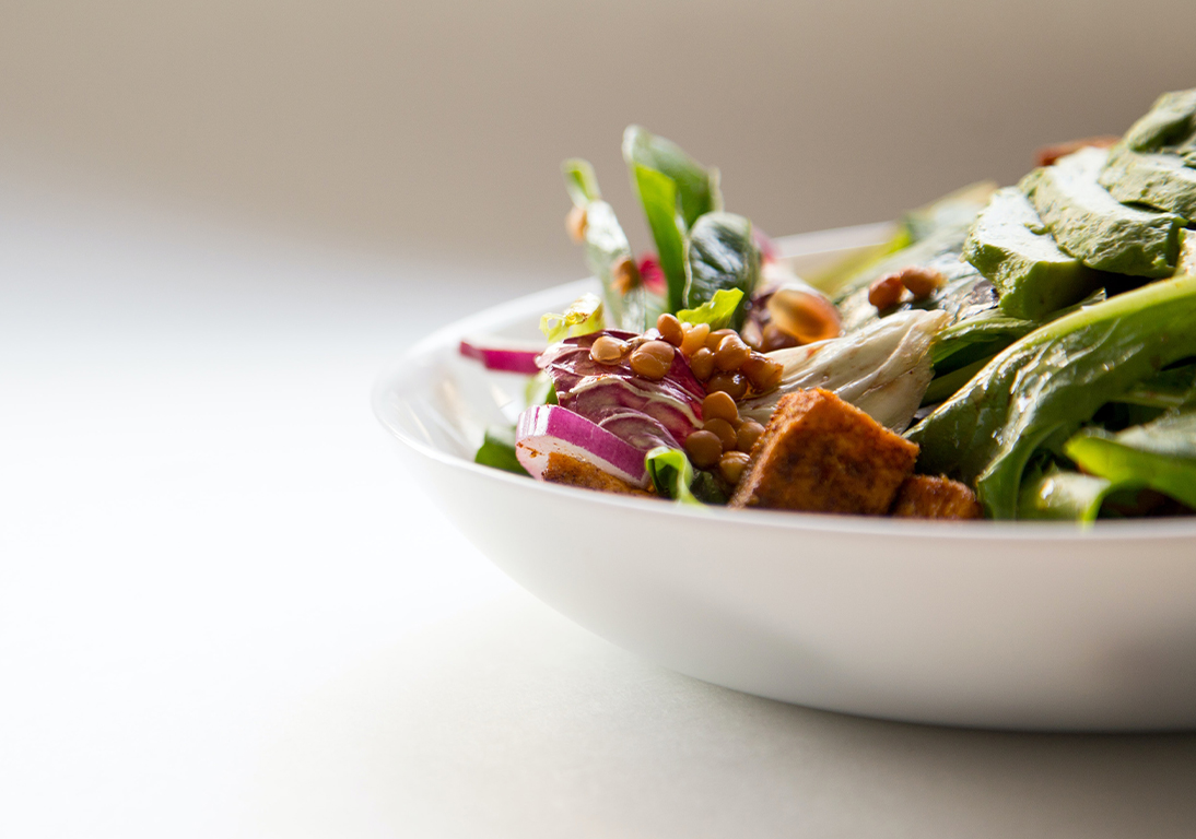 En djup tallrik med tillagade grönsaker.