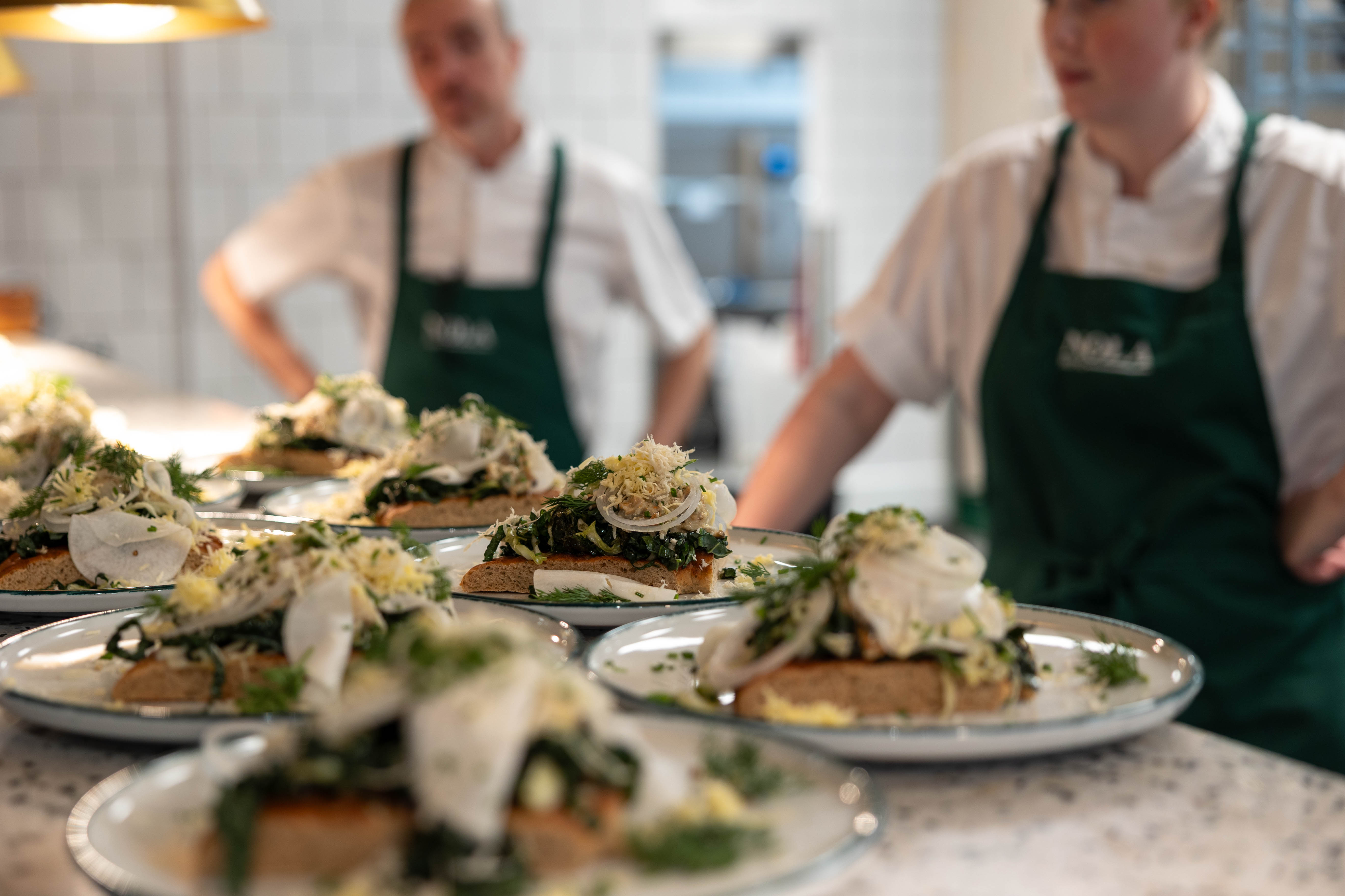 Bild på två kockar och maträtter fotograf Klara Hammerth 